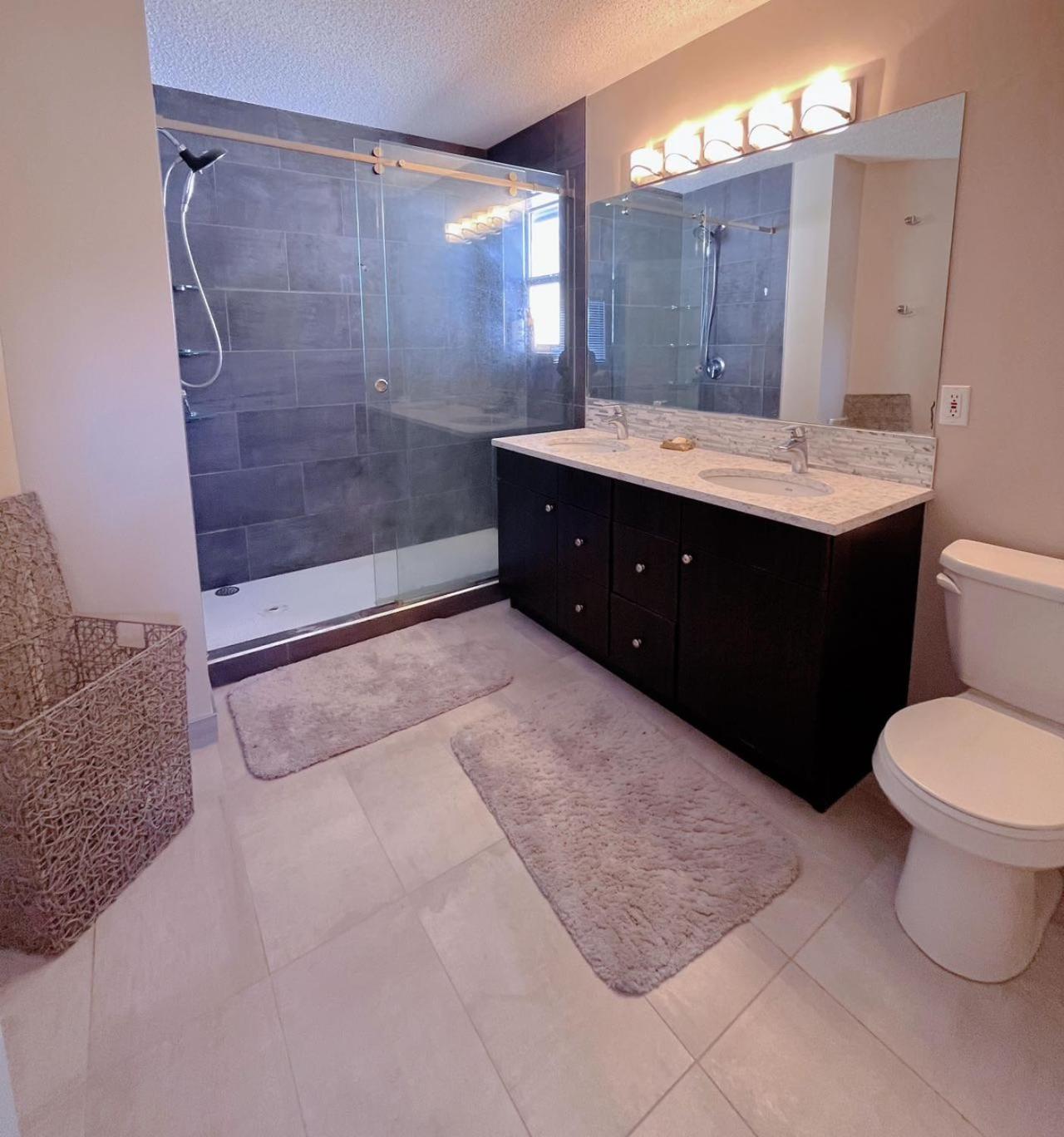 Best Garden House&3 Mins Bus Station Close C-Train&Free Parking Calgary Bilik gambar