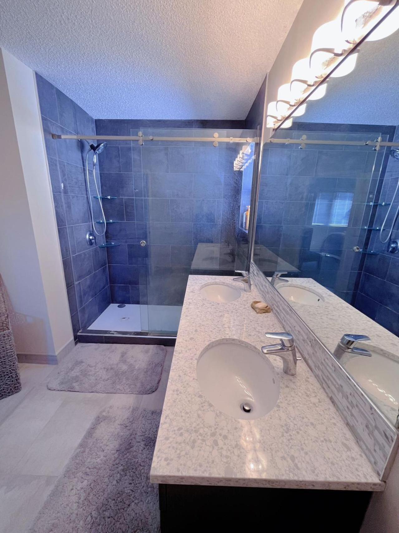 Best Garden House&3 Mins Bus Station Close C-Train&Free Parking Calgary Bilik gambar