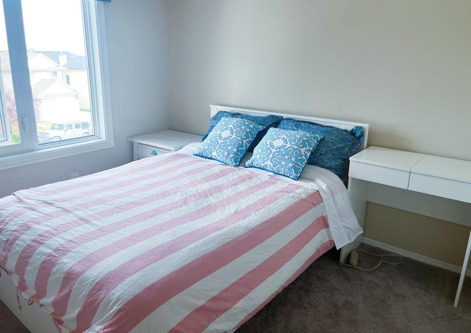 Best Garden House&3 Mins Bus Station Close C-Train&Free Parking Calgary Bilik gambar